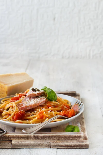 Spaghetti Met Brokken Van Verse Tonijn Tomaat Kappertjes Close — Stockfoto