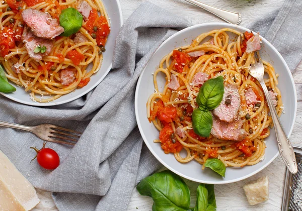 Spaghetti Met Brokken Van Verse Tonijn Tomaat Kappertjes Close — Stockfoto