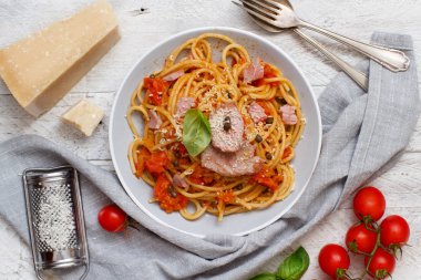 Spagetti taze ton balığı, domates, Kapari parçaları ile yakın çekim