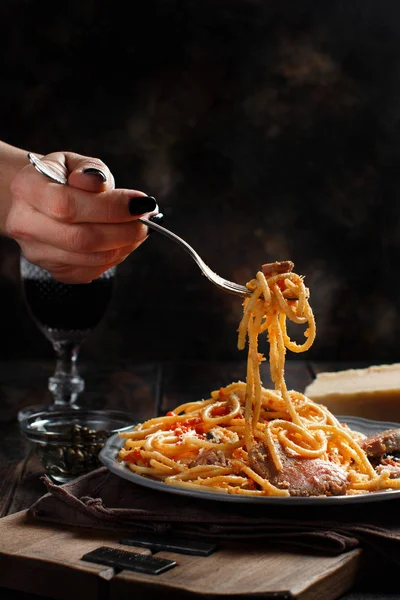 Spaghetti Kawałkami Świeżego Tuńczyka Pomidor Kapary Ciemnym Tle — Zdjęcie stockowe