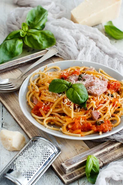 Spaghetti Chunks Fresh Tuna Tomato Capers Close — Stock Photo, Image