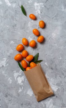 Kamkat meyve gri arka plan tepesinde görüntülemek