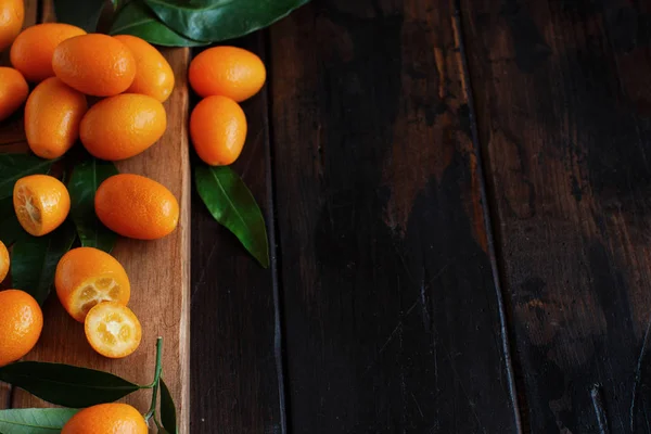 Frutos Kumquat Sobre Fondo Madera Oscura Cerca —  Fotos de Stock