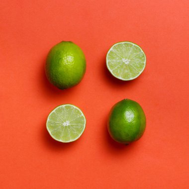 Limes mercan kırmızı zemin üzerine