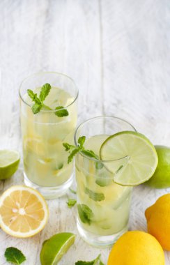 Ev yapımı içki limon ve limon suyu ve nane ile yenileme