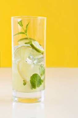 Ev yapımı içki nane ve limon suyu ile yenileme