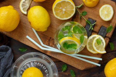 Ev yapımı içki nane ve limon suyu ile yenileme