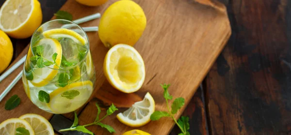 Homemade refreshing drink with lemon juice and mint — Stock Photo, Image