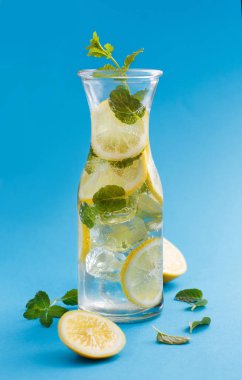 Ev yapımı içki nane ve limon suyu ile yenileme