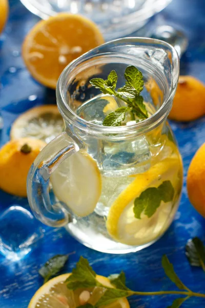 Homemade refreshing drink with lemon juice and mint — Stock Photo, Image