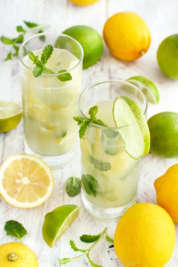 Ev yapımı içki limon ve limon suyu ve nane ile yenileme