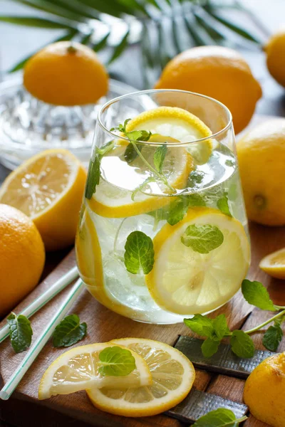 Домашний освежающий напиток с лимонным соком и мятой — стоковое фото