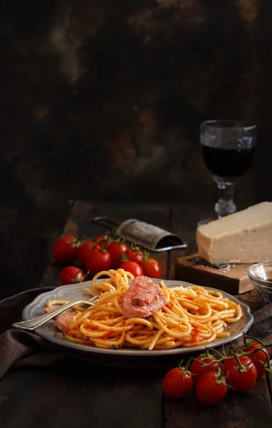 Massa com pedaços de atum fresco, tomate e alcaparras — Fotografia de Stock