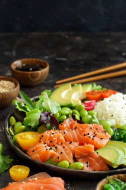 Hawaiian somon poke salata
