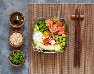 Hawaiian somon poke salata