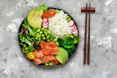 Hawaiian somon poke salata