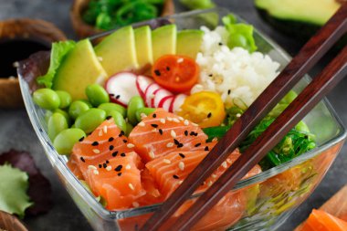 Hawaiian somon poke salata