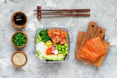 Hawaiian somon poke salata