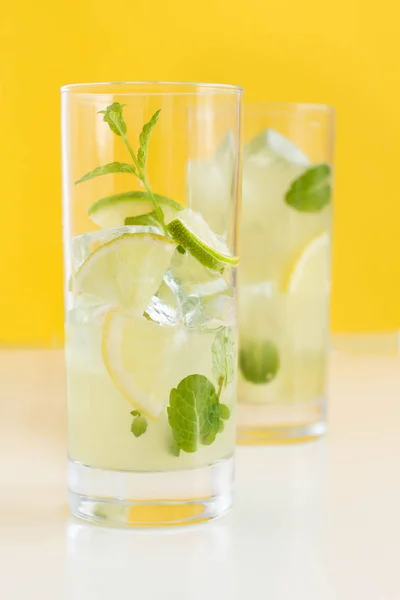 Bebida caseira refrescante com suco de limão e limão e hortelã — Fotografia de Stock