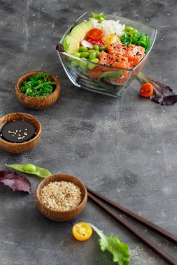 Hawaiian somon poke salata