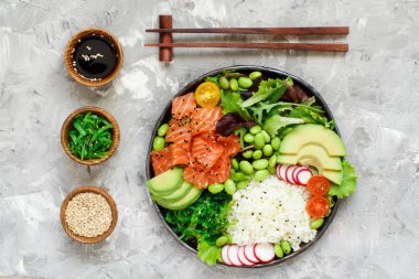 Hawaiian somon poke salata