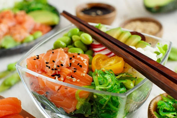 Ensalada de salmón hawaiano —  Fotos de Stock