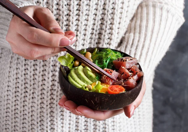 GGirl comiendo ensalada de atún hawaiano en el bowl —  Fotos de Stock