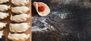 Vişne ile ham Rus vareniki