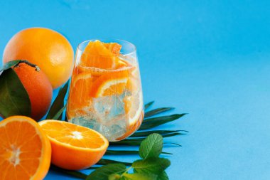 Ev yapımı içki soda ve portakal suyu ile yenileme