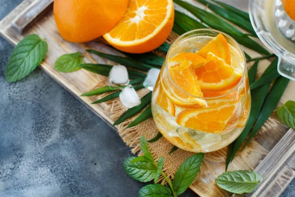 Домашний освежающий напиток с содовой и апельсиновым соком — стоковое фото
