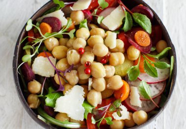 Sebze ve mikroyeşillerle Nohut Salatası  