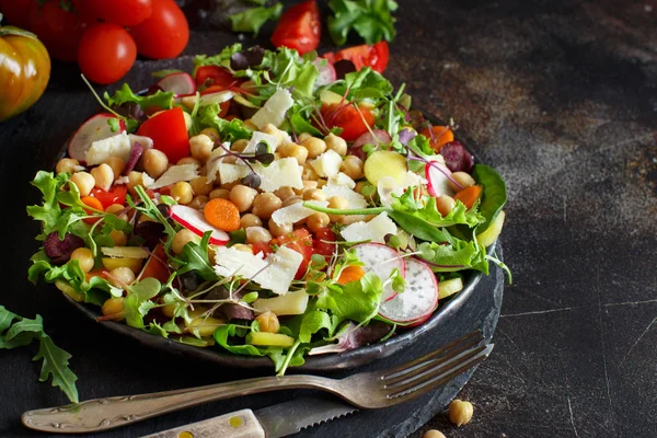 Chickpea salad with vegetables and microgreens — Stock Photo, Image