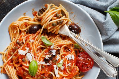 Domates soslu zeytin ve kapari ile Spagetti