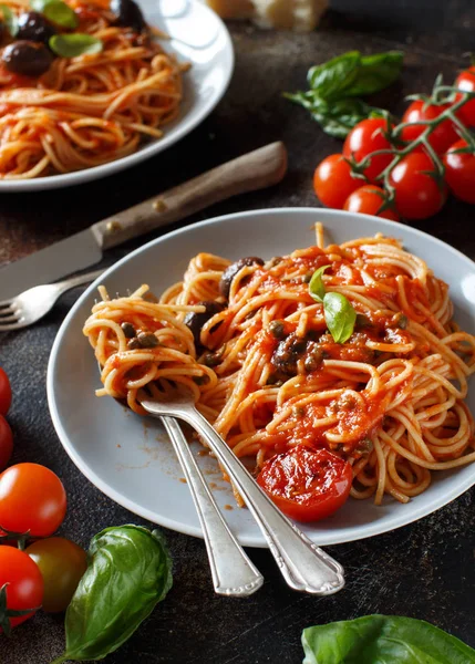 Espaguete com azeitonas e alcaparras de molho de tomate — Fotografia de Stock