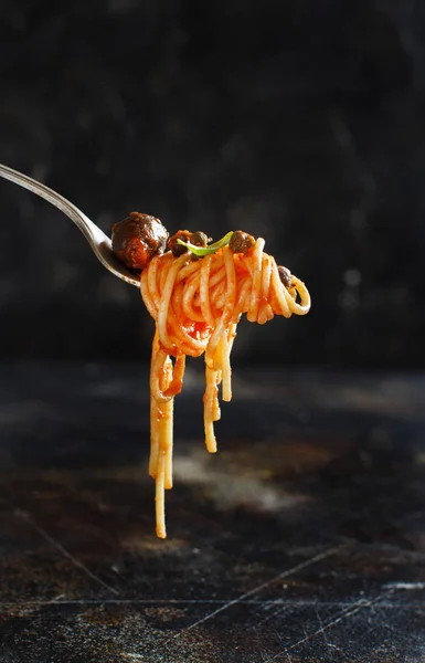 Spaghetti mit Tomatensauce Oliven und Kapern — Stockfoto