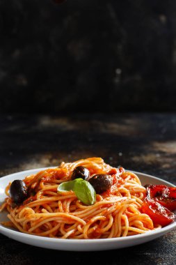 Domates soslu zeytin ve kapari ile Spagetti