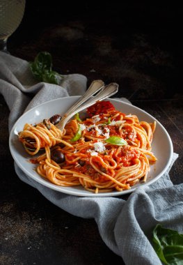 Domates soslu zeytin ve kapari ile Spagetti