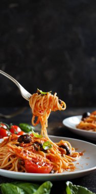 Domates soslu zeytin ve kapari ile Spagetti