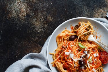 Domates soslu zeytin ve kapari ile Spagetti