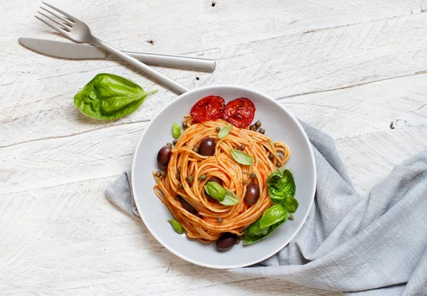 Спагетті з томатним соусом з оливками та каперсами — стокове фото