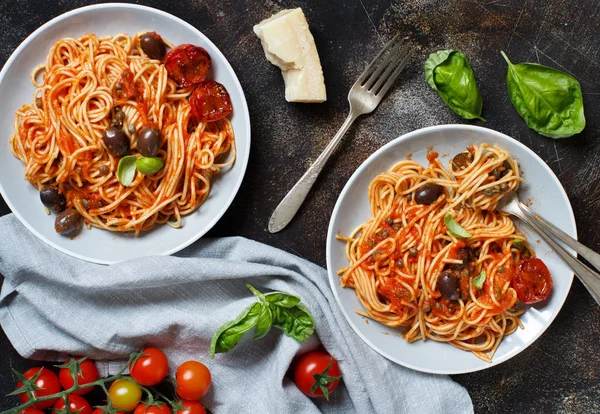 Espaguetis con salsa de tomate aceitunas y alcaparras —  Fotos de Stock