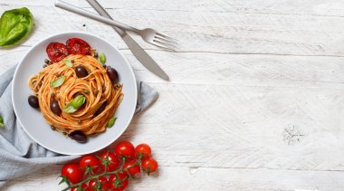 Domates soslu zeytin ve kapari ile Spagetti