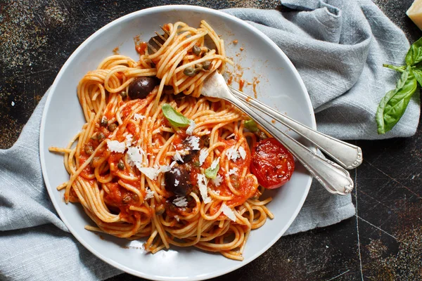 Spaghetti met olijven en kapers tomatensaus — Stockfoto