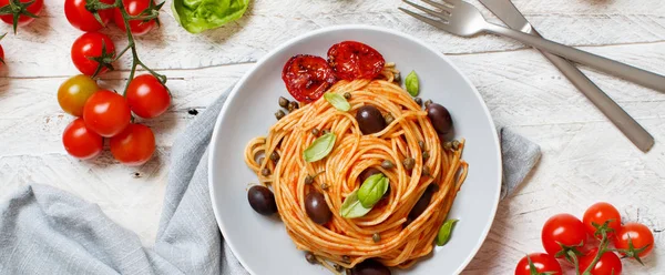 Spaghetti med tomatsås oliver och kapris — Stockfoto