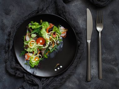 Microgreens ile yeşil salata  