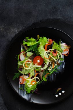 Microgreens ile yeşil salata  