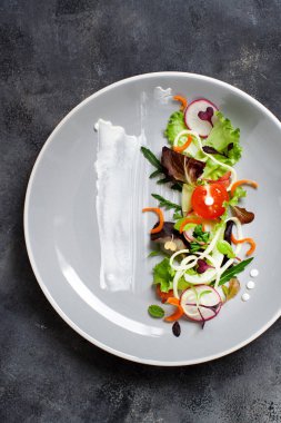 Microgreens ile yeşil salata  