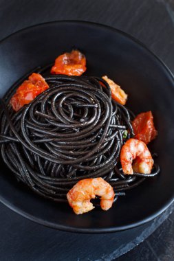 Karides ve domates ile kalamar mürekkep makarna