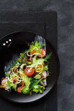 Microgreens ile yeşil salata  