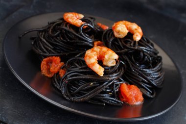 Karides ve domates ile kalamar mürekkep makarna